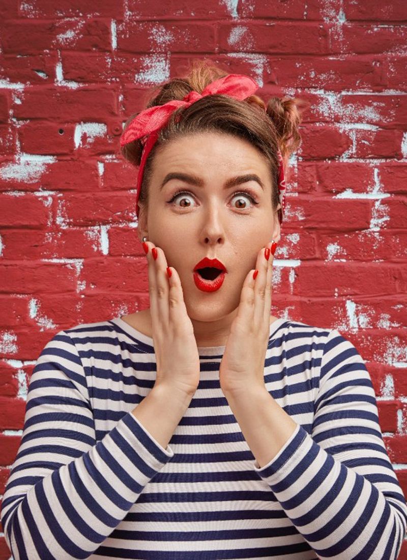 Chica con cara de sorprendida.